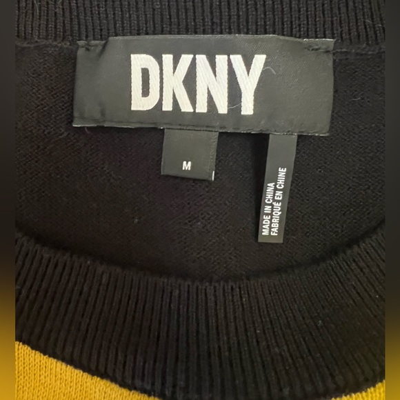 DKNY - A little edgy, but feminine! Designer, quality, 3/4 sleeves, cotton. M - Picture 3 of 4